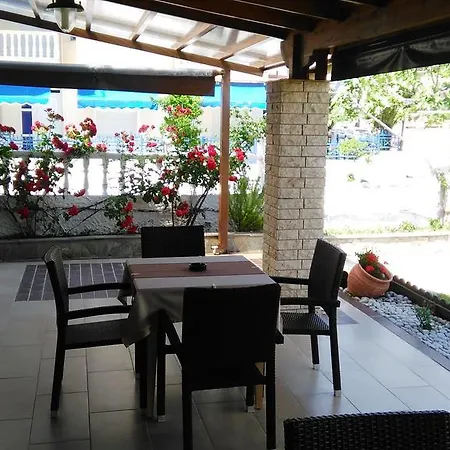 Lefkes Hotel 2*